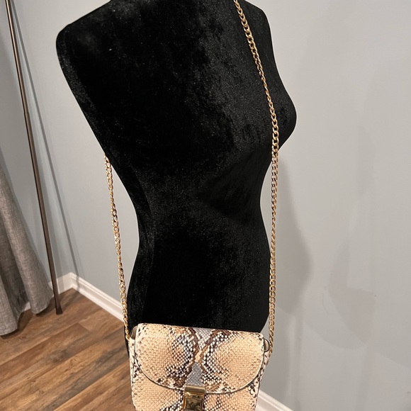 Newlook London Faux Crocodile mini bag!🤍 - Picture 4 of 6